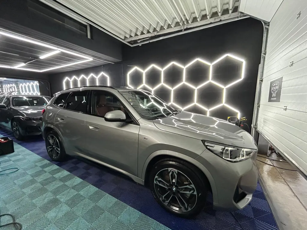 SUV gris à la carrosserie lustrée, en atelier